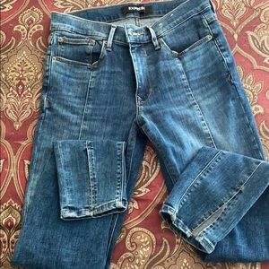 6R Express skinny/legging with split on the bottom